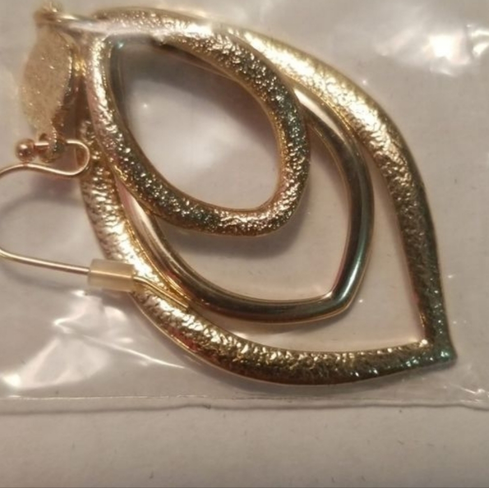 New Goldtone Earrings - Picture 3 of 4